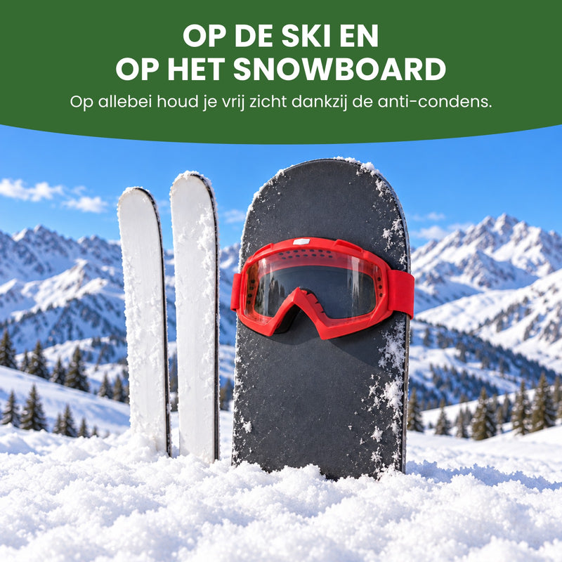De Pistova skibril om een snowboard naast een paar ski's in de sneeuw: op de ski en op het snowboard houd je vrij zicht