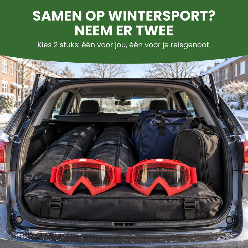 Twee Pistova-skibrillen in de ingepakte kofferbak in een Nederlandse straat: samen op wintersport? Neem er twee