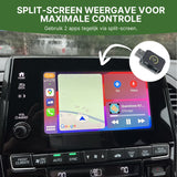 PlugWave USB-adapter toont split-screen weergave van Apple CarPlay en Android Auto met gelijktijdige navigatie en muziekbediening in de auto