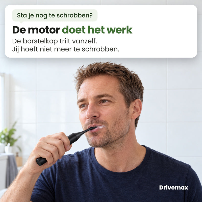 Een man poetst zijn tanden met de zwarte Poetsova elektrische tandenborstel in een lichte badkamer: de motor doet het werk.