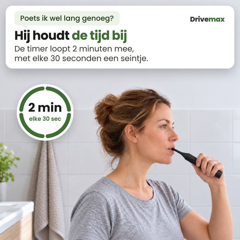 Een vrouw poetst haar tanden met de Poetsova elektrische tandenborstel, met een ring die de timer van 2 minuten toont, met elke 30 seconden een seintje.