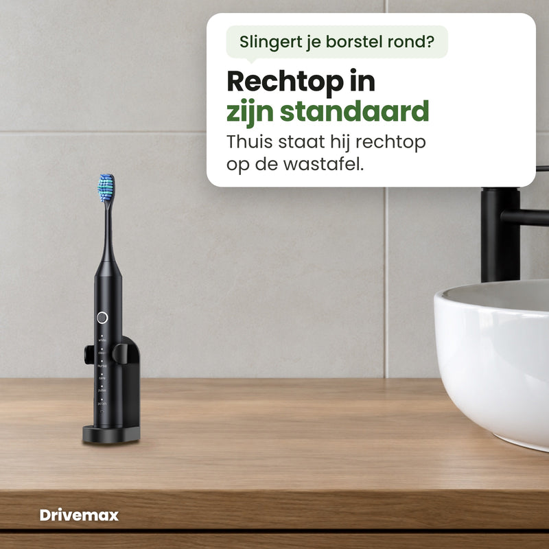 De Poetsova elektrische tandenborstel staat rechtop in zijn zwarte standaard op een houten wastafelblad, naast een witte waskom.