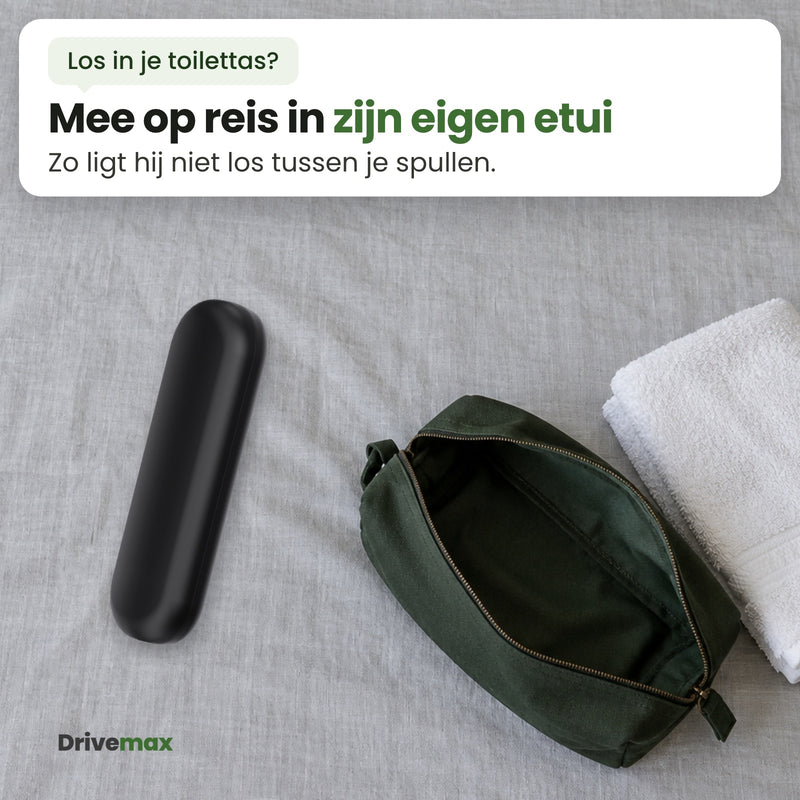 Het gesloten zwarte reisetui van de Poetsova elektrische tandenborstel op een bed, naast een toilettas en een handdoek.