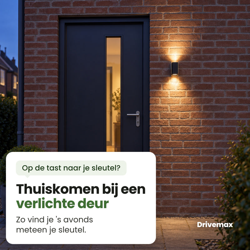 De Portova buitenlamp naast een voordeur in een bakstenen gevel, 's avonds, met licht omhoog en omlaag: thuiskomen bij een verlichte deur, zo vind je meteen je sleutel