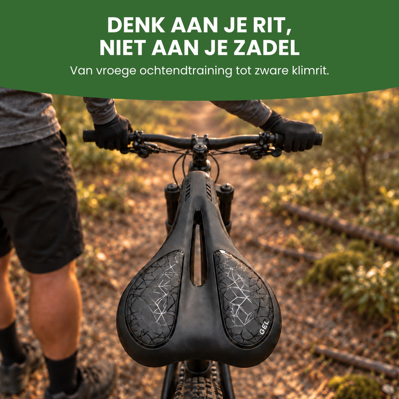 Mountainbiker naast zijn fiets met het ProSeat zadel op een bospad in de vroege ochtend: denk aan je rit, niet aan je zadel