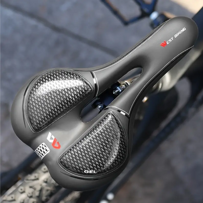 Zwart ergonomisch fietszadel met gel en ventilatie, gemonteerd op een carbon zadelpen.