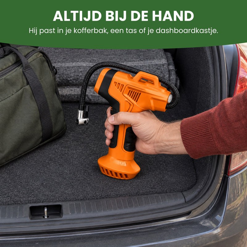 Een hand zet de PumpMax in de kofferbak naast een weekendtas: altijd bij de hand, hij past in je kofferbak, een tas of je dashboardkastje