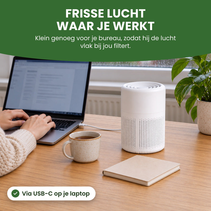 Handen aan een laptop met de Purova ernaast op het bureau, via USB-C aangesloten: frisse lucht waar je werkt