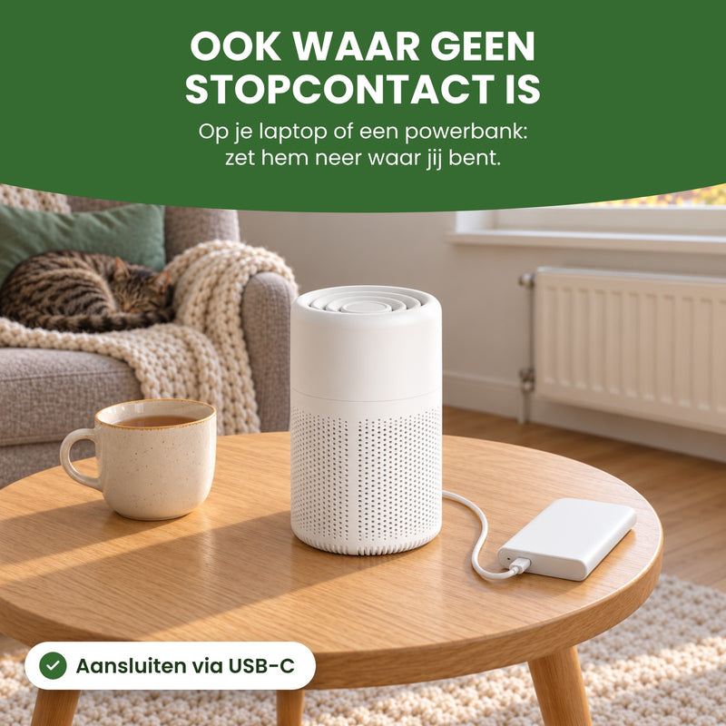 De Purova op een bijzettafel, met een USB-C-kabel aan een powerbank: zet hem neer waar jij bent, ook waar geen stopcontact is