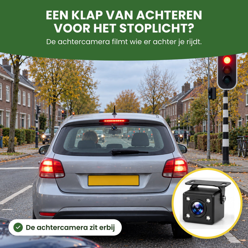 De kleine achtercamera van de QuadView 360 bovenin de achterruit van een auto voor een rood stoplicht: hij filmt wie er achter je rijdt