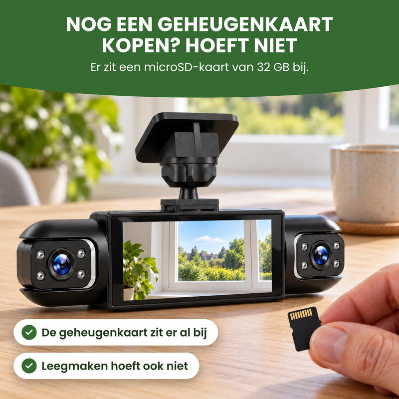 Een hand houdt een microSD-kaart naast de QuadView 360 op tafel: de geheugenkaart van 32 GB zit erbij, je hoeft niets los te kopen