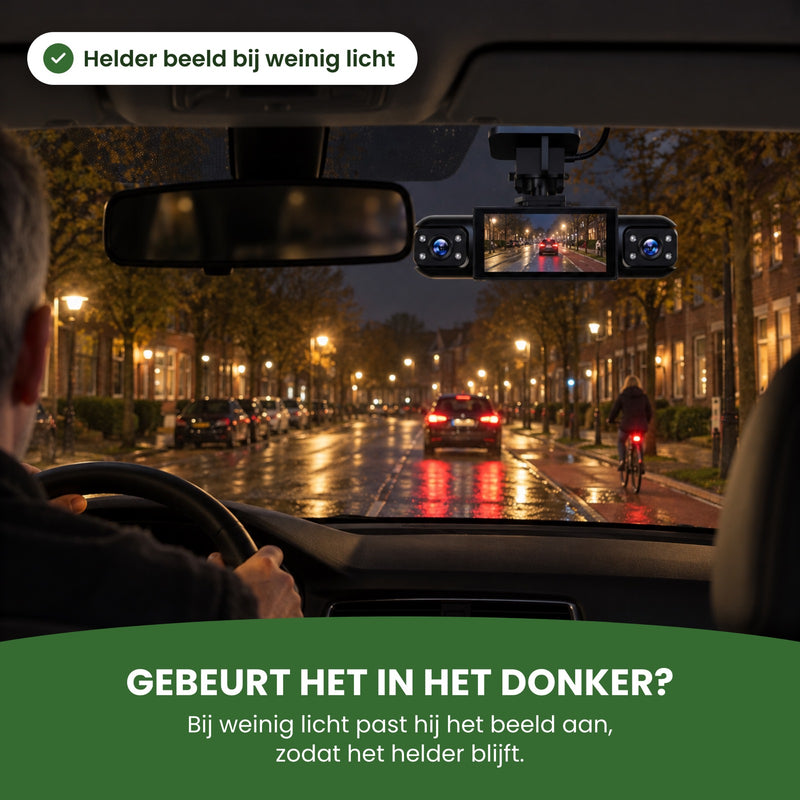 De QuadView 360 naast de spiegel op een donkere, natte straat, het scherm toont de weg: ook bij weinig licht een helder beeld
