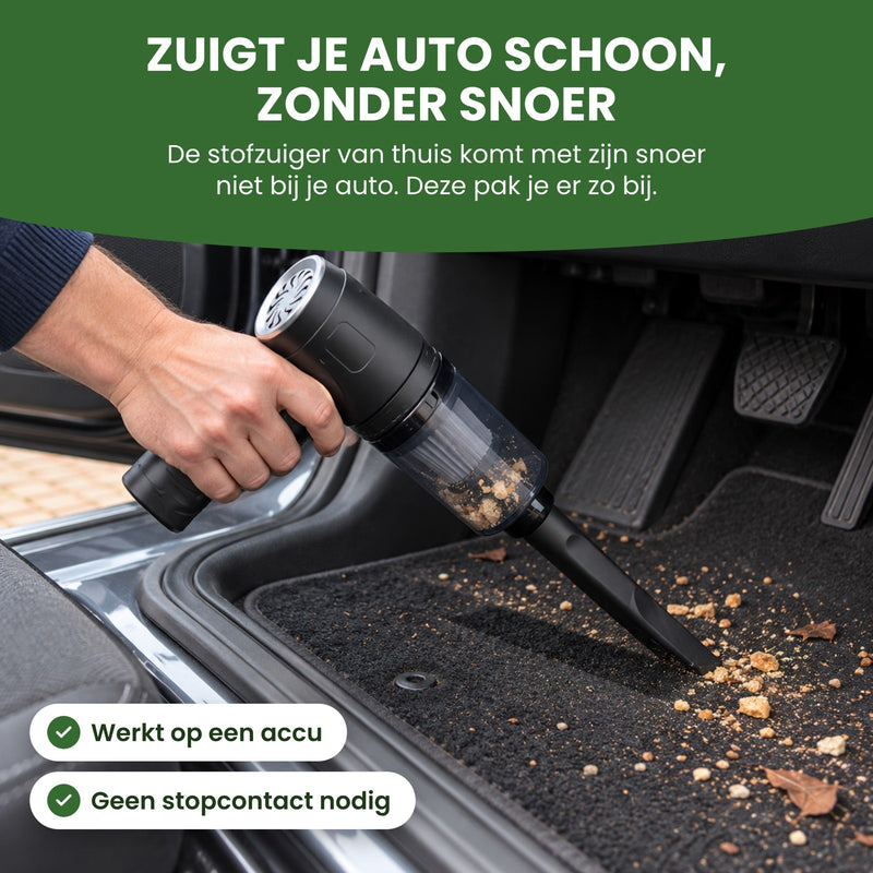 Hand zuigt met de Quintix kruimels van de vloermat bij de bestuurdersplek: zuigt je auto schoon, zonder snoer