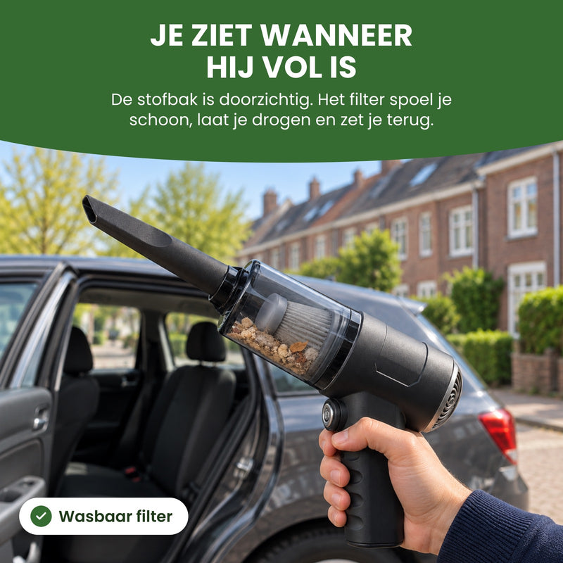 Quintix in de hand bij een open autodeur, met vuil in de doorzichtige stofbak: je ziet wanneer hij vol is