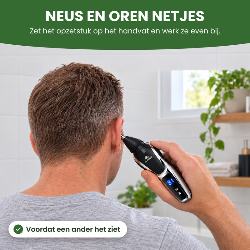 Man van achteren werkt zijn oorhaar bij met het opzetstuk op de Razova: neus en oren netjes, voordat een ander het ziet