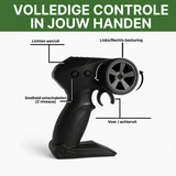 Zwarte RC afstandsbediening met knoppen voor licht, snelheidsregeling en stuurbediening voor bestuurbare auto.