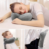 rijs DreamRest™ nekkussen gebruikt voor slapen op tafel, in stoel en als rugsteun op reis.