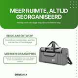 Reistas op rollen door een luchthaventerminaal met reizigers op de achtergrond