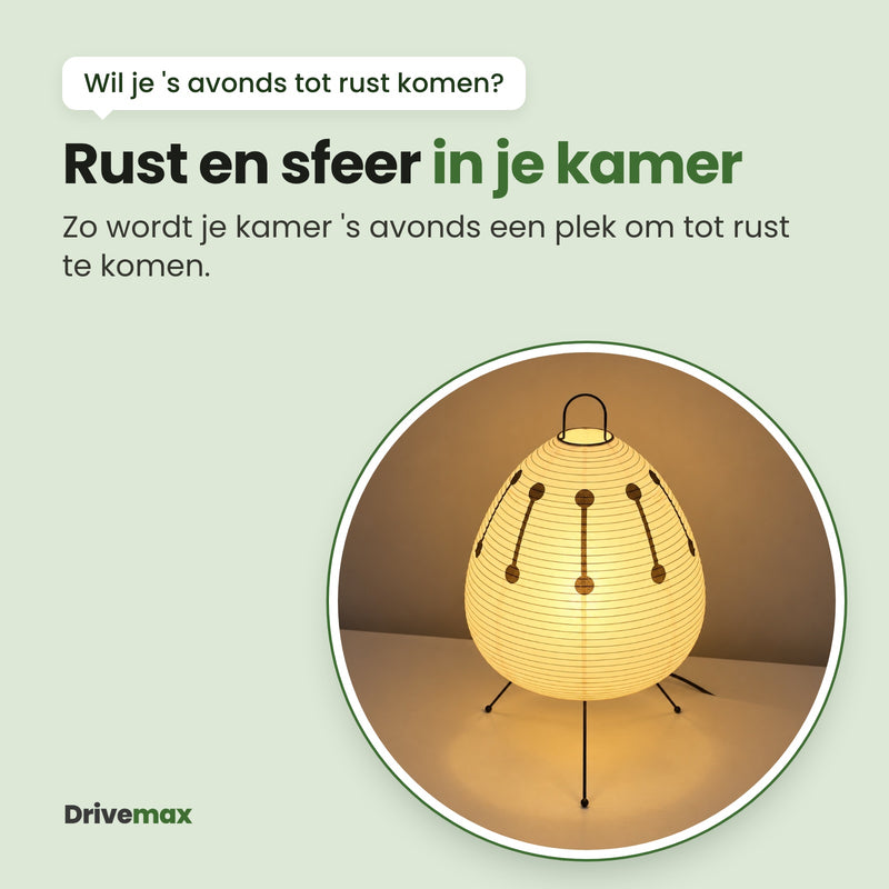 De Rizova tafellamp aan, schuin van boven gezien met één pootje naar voren: rust en sfeer in je kamer, zo wordt je kamer 's avonds een plek om tot rust te komen