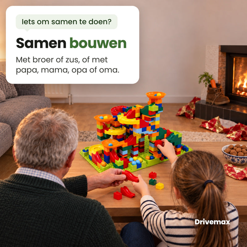 Opa en kleindochter bouwen samen aan de knikkerbaan op de salontafel bij de open haard: samen bouwen, met broer of zus, papa, mama, opa of oma