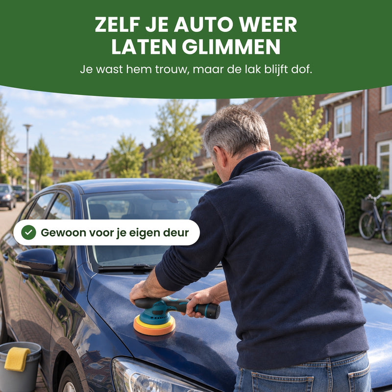 Man polijst voor zijn huis de motorkap van zijn eigen auto met de ShinePro polijstmachine, naast een emmer met spons: zelf je auto weer laten glimmen