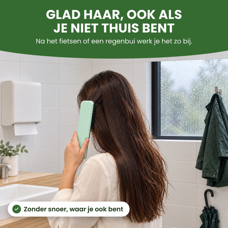 Vrouw van achteren borstelt haar haar met de SleekGo op het toilet van haar werk na een regenbui: glad haar, ook als je niet thuis bent