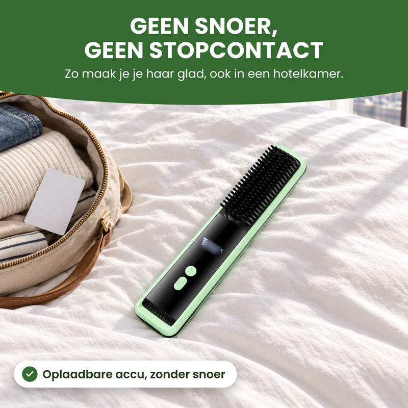 De SleekGo op een hotelbed naast een weekendtas: oplaadbare accu, geen snoer en geen stopcontact nodig