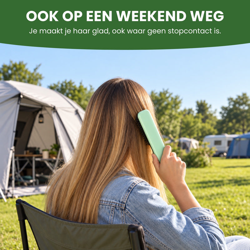 Vrouw van achteren borstelt haar haar met de SleekGo bij haar tent op de camping: ook op een weekend weg, zonder stopcontact
