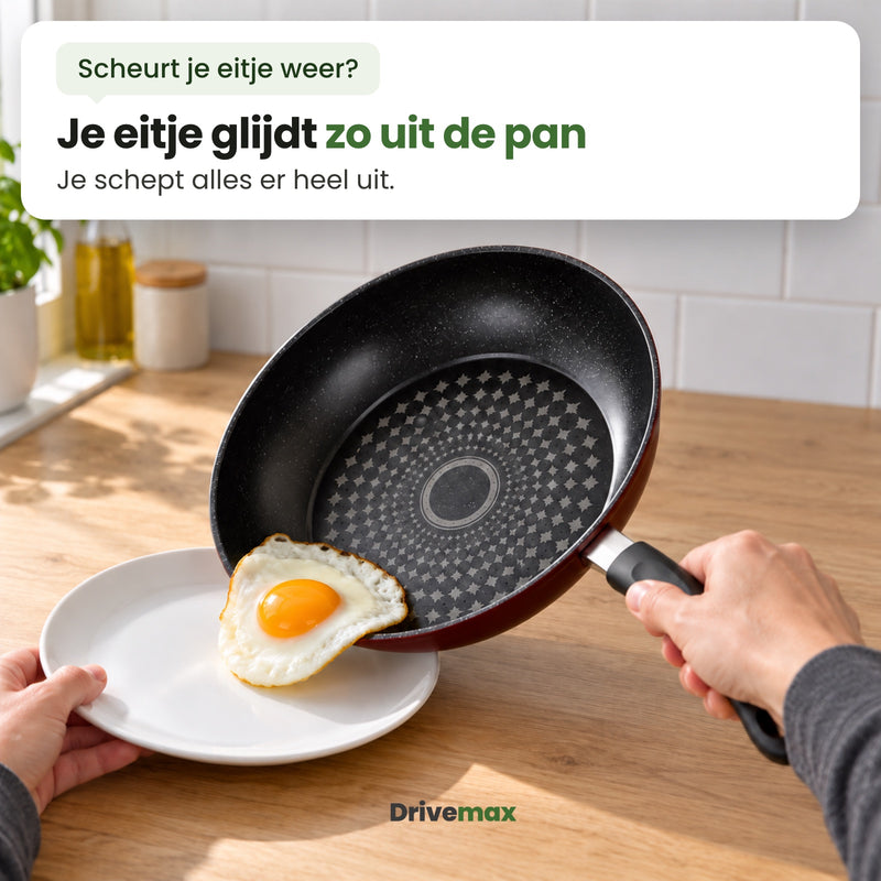 Iemand kantelt de Smulova koekenpan boven een bord en een spiegelei glijdt er in één keer uit: je eitje glijdt zo uit de pan