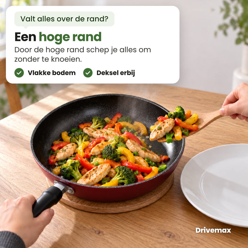 Iemand schept kip, paprika en broccoli uit de Smulova koekenpan op een houten onderzetter aan tafel: door de hoge rand schep je alles om zonder te knoeien