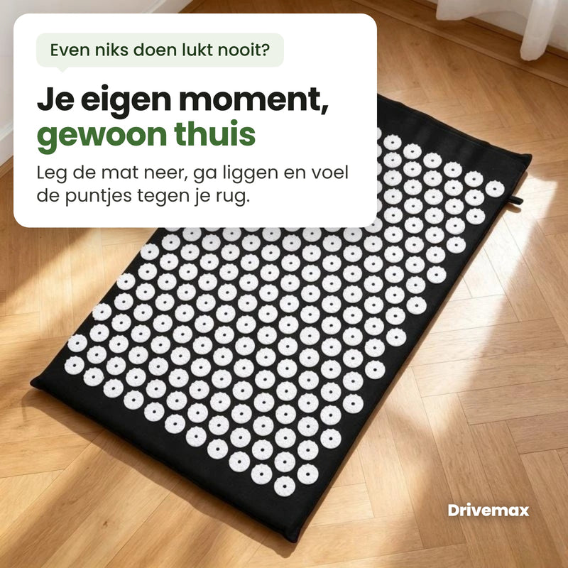 De Spikly spijkermat op een houten vloer: je eigen moment, gewoon thuis. Leg de mat neer, ga liggen en voel de puntjes tegen je rug