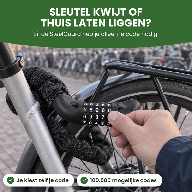 Hand draait aan de cijferringen van het SteelGuard kettingslot bij het station: geen sleutel nodig, je kiest zelf je code van 5 cijfers