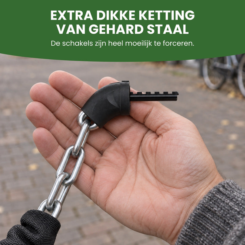 De stalen schakels van het SteelGuard kettingslot van dichtbij in een hand: extra dikke ketting van gehard staal