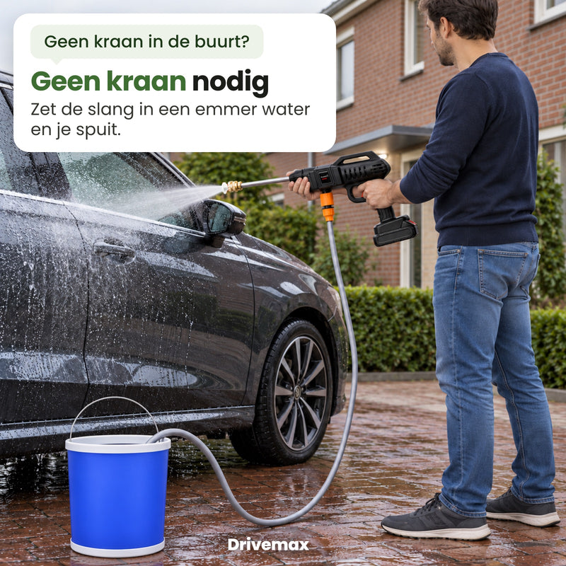 Een man spuit zijn auto schoon op een Nederlandse oprit; de slang van de Straalova hangt in een blauwe emmer water: geen kraan nodig