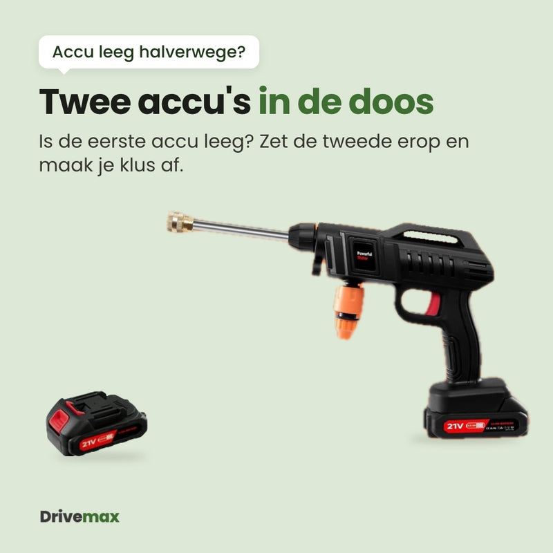 De Straalova hogedrukreiniger met de accu erop en de tweede accu los ernaast: is de eerste accu leeg, dan zet je de tweede erop