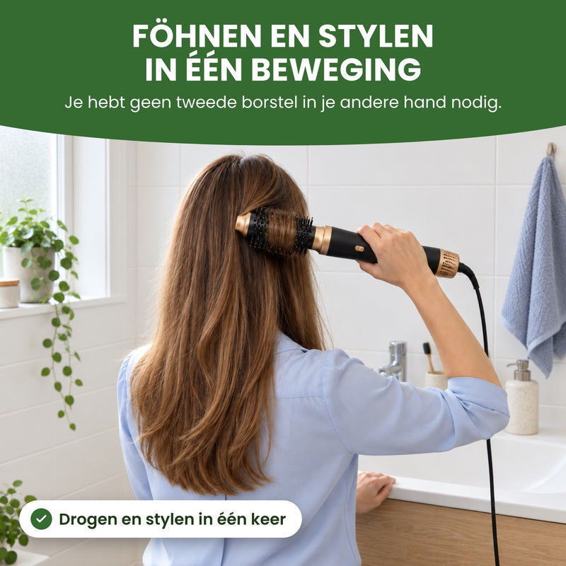 Vrouw van achteren föhnt haar haar met de ronde borstel op de Stylova, andere hand vrij: föhnen en stylen in één beweging