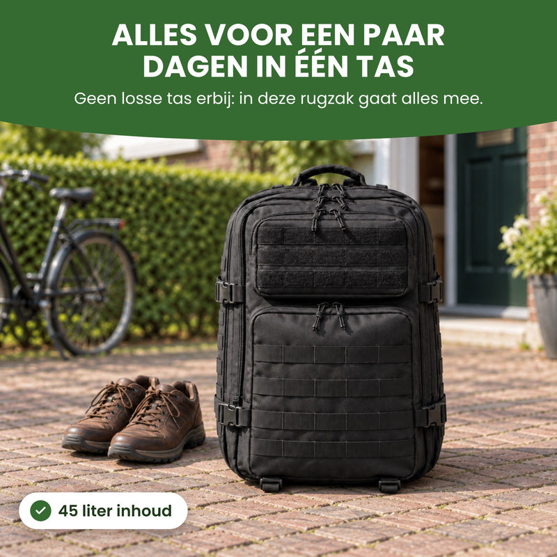 Zwarte Tactische Rugzak 45L staat vol gepakt voor de voordeur van een rijtjeshuis, naast wandelschoenen: alles voor een paar dagen in één tas