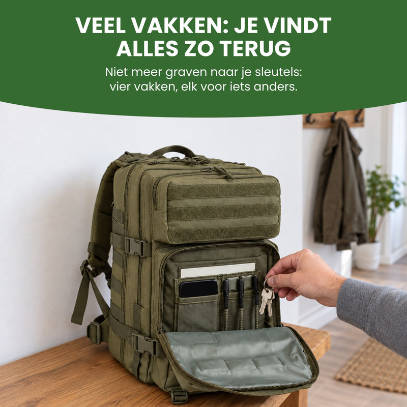 Groene rugzak met het onderste voorvak open: telefoon, pennen en schrijfblok in eigen vakjes, een hand pakt de sleutels: je vindt alles zo terug