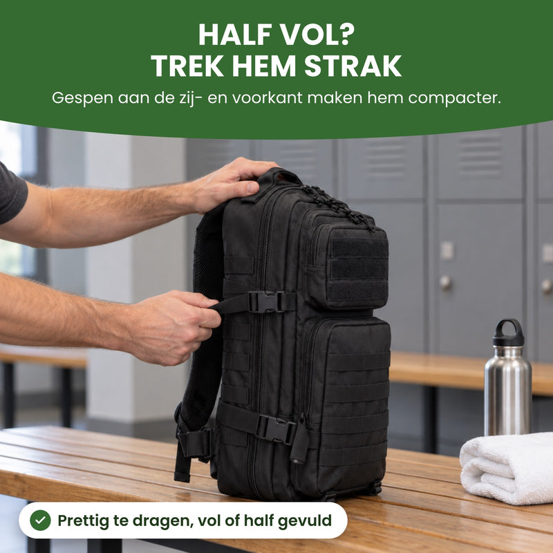 Twee handen trekken de zijriem van de half gevulde zwarte rugzak aan op een bank in een kleedkamer: half vol trek je hem strak