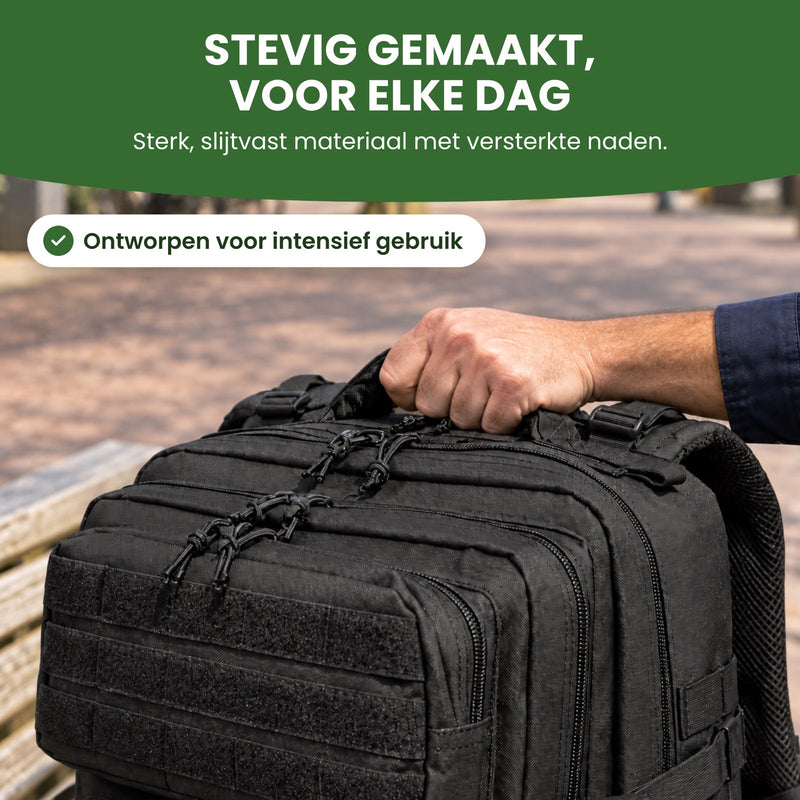 Hand tilt de volle zwarte rugzak op aan de handgreep, van dichtbij met het geweven materiaal, de ritsen en de naden: stevig gemaakt, voor elke dag