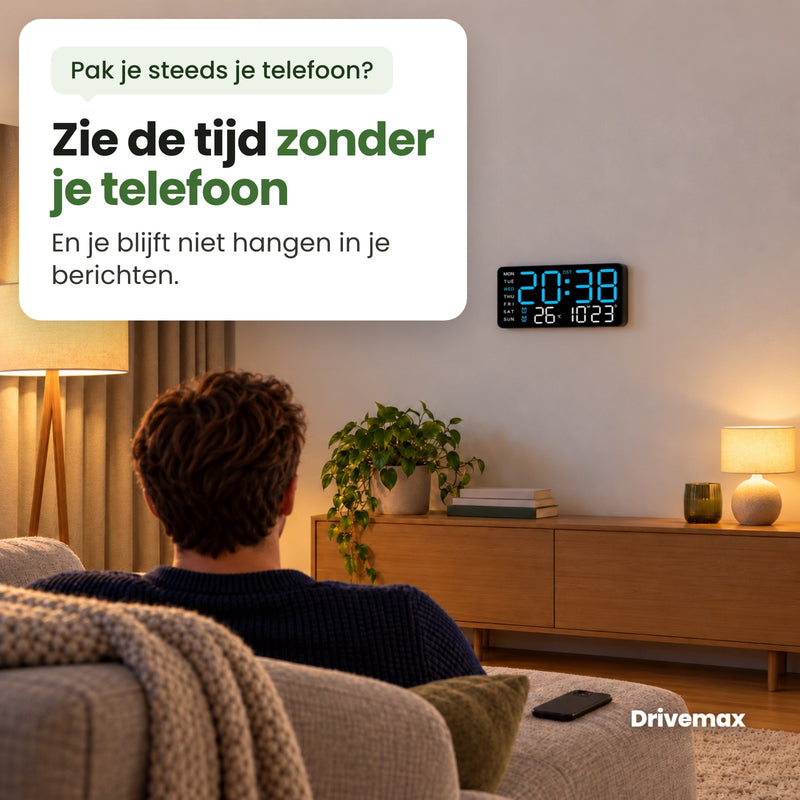 Man op de bank 's avonds, zijn telefoon omgekeerd naast hem, kijkt naar de Tempova aan de muur: zie de tijd zonder je telefoon