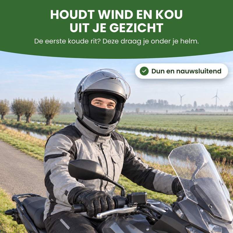 Motorrijder op een polderdijk met de ThermoShield balaclava onder zijn helm, het vizier omhoog: houdt wind en kou uit je gezicht