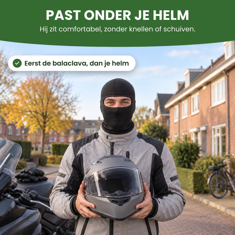 Motorrijder naast zijn motor met de zwarte ThermoShield balaclava op en zijn helm in de handen: past onder je helm