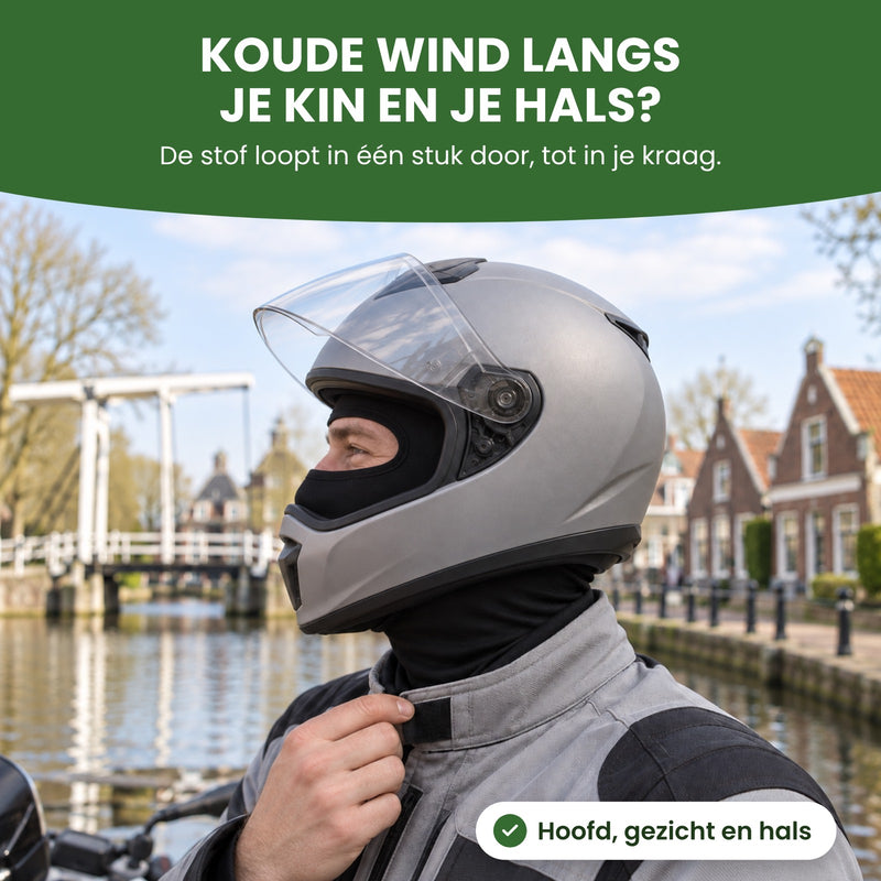 Motorrijder van opzij: de zwarte stof van de ThermoShield balaclava loopt van onder de helm door tot in de kraag van zijn jas