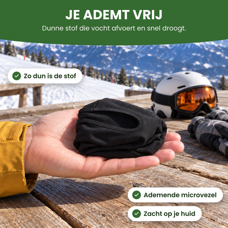 ThermoShield balaclava opgevouwen in een open hand, naast een skihelm met skibril: dunne ademende stof, je ademt vrij