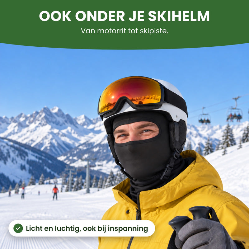 Skiër op de piste met de ThermoShield balaclava onder zijn skihelm en de skibril omhoog: past ook onder je skihelm