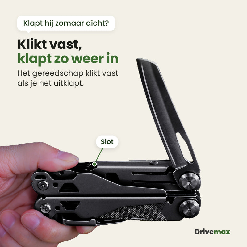 Een hand houdt de ingeklapte Toolova multitool met het mes uitgeklapt; het slot is aangewezen: het gereedschap klikt vast als je het uitklapt