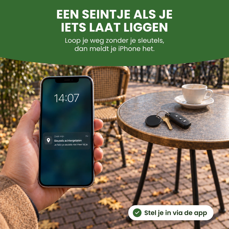 Sleutelbos met TrackGuard ligt nog op een terrastafel, telefoon met de melding Sleutels achtergelaten: een seintje als je iets laat liggen