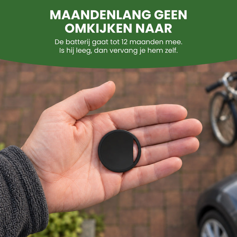 De ronde matzwarte TrackGuard in een open hand: maandenlang geen omkijken naar, de batterij gaat tot 12 maanden mee