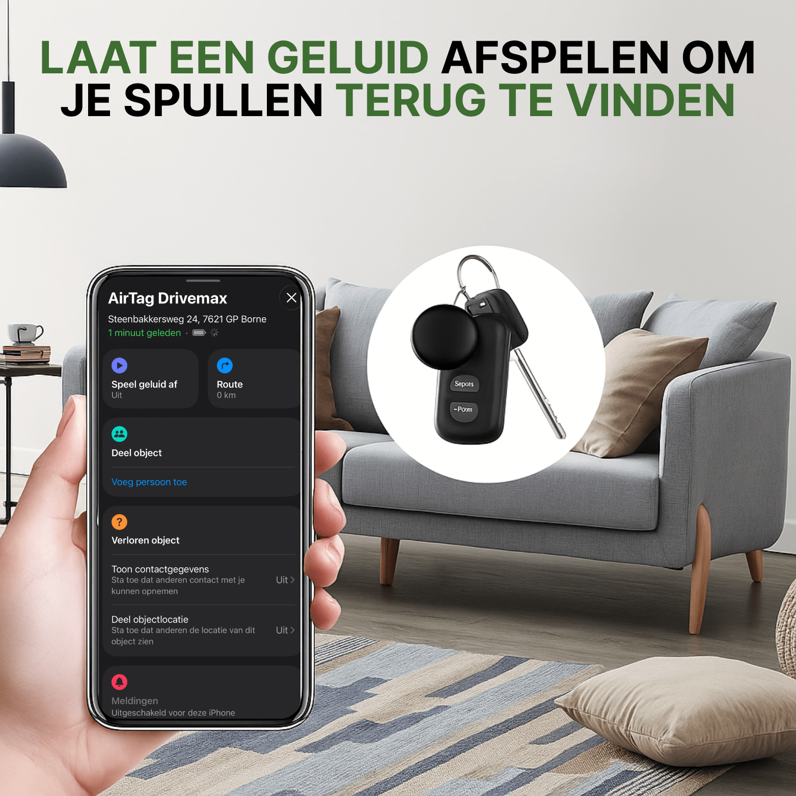 Zwarte TrackGuard gps-tracker aan autosleutelbos met locatie zichtbaar op smartphone in woonkamer.